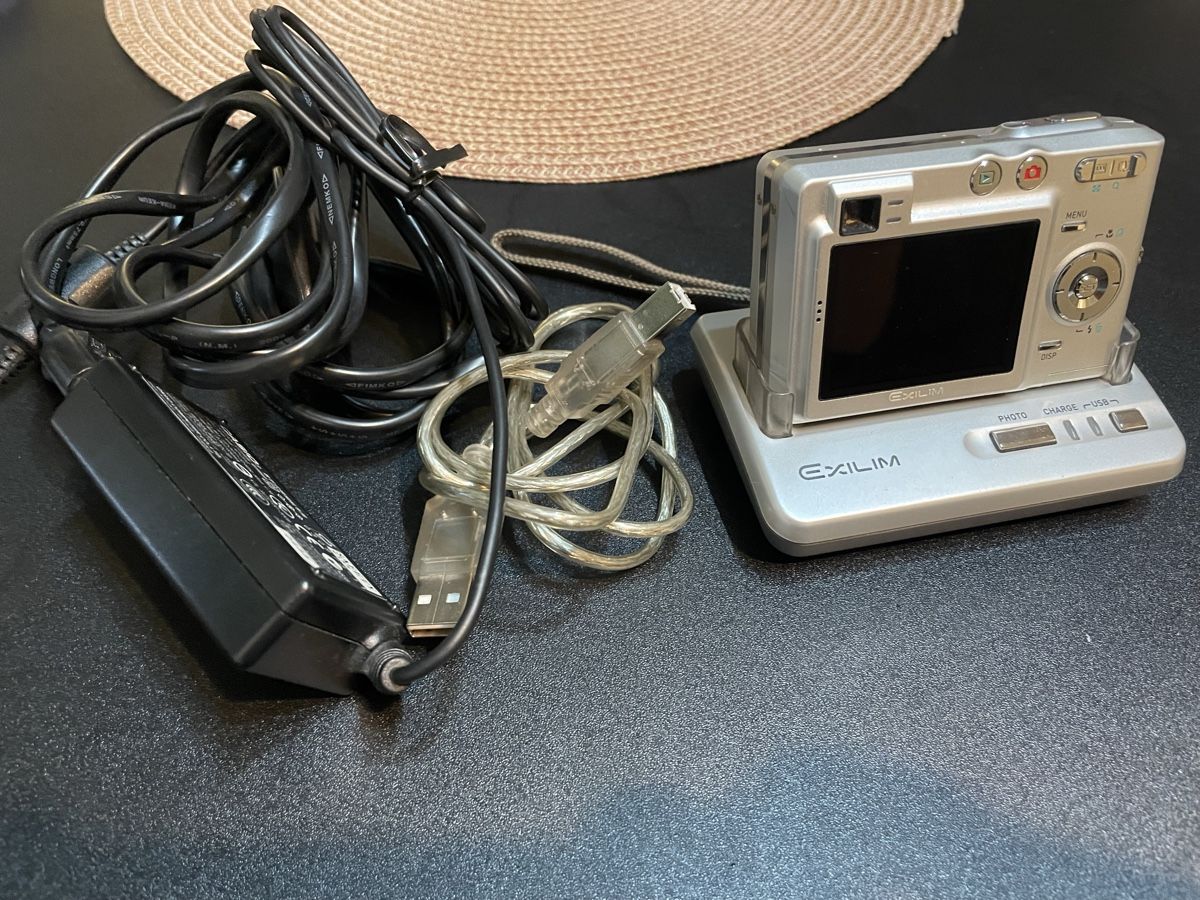 Casio Fotocamera: Casio Exilim EX-Z40 Retro Digitalkamera mit Dockingstation – Usato da Wädenswil venduto da dai_2bcv 5