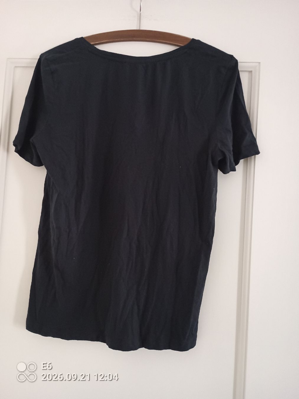 T-shirt: Shirt mit V-Ausschnitt – Usato da Zürich venduto da Mitzi6 1