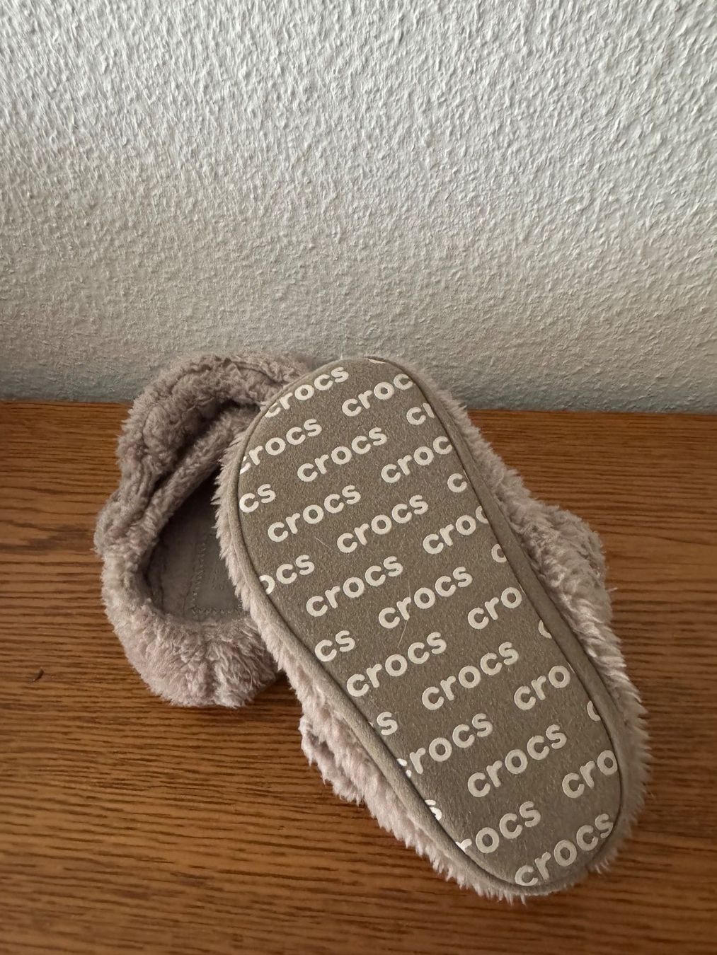 Crocs Chaussures garçon: Crocs Hausschuhe Fleecefutter beige Grösse 18 – D'occasion à Horgen par Hotrova448 2
