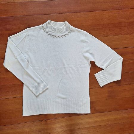 Weisser Pullover mit Perlen Gr. M
