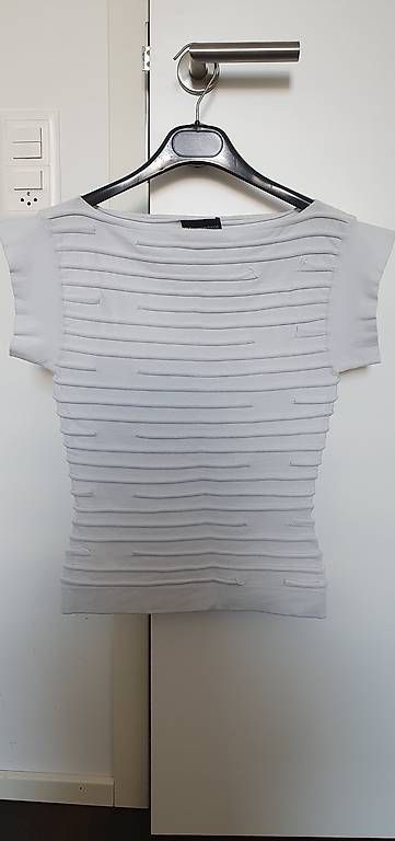 T-shirt: 5 neuwertige Armani T-Shirt/Pullover  – Usato da Zürich venduto da zuHause75 1