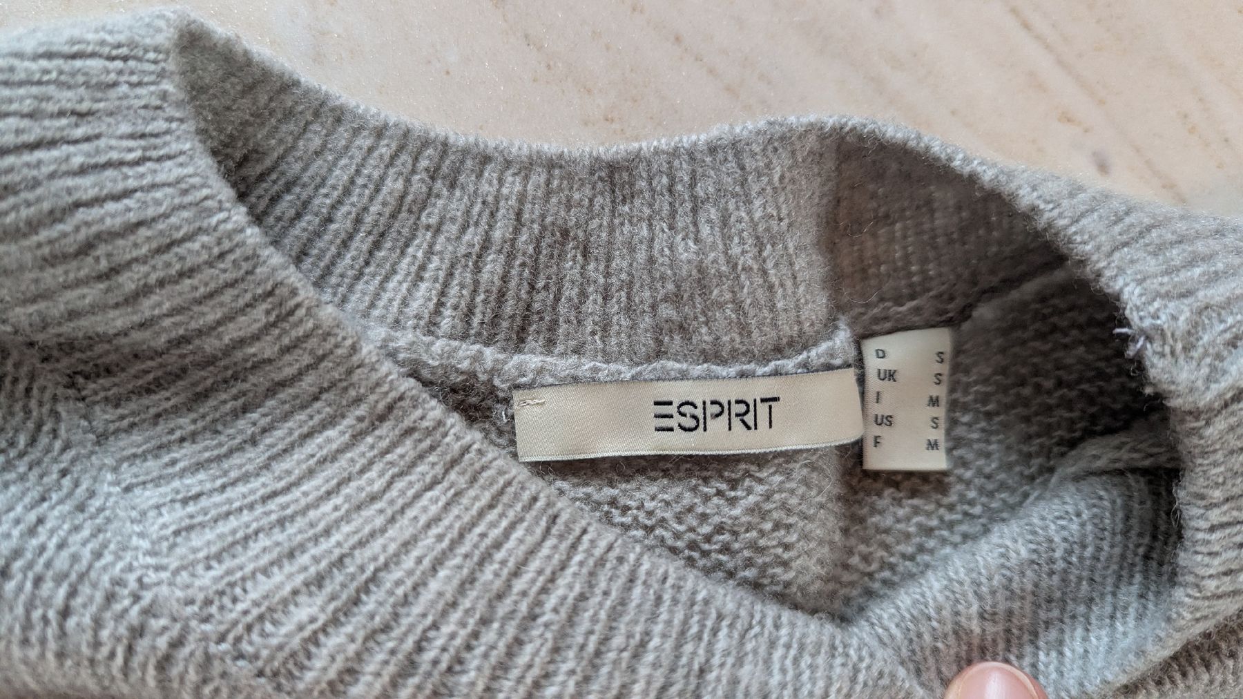 Esprit Pullover & Sweatshirts: Strick-Pullover kurz Esprit hellgrau – Gebraucht aus Neuheim von sh0_gbz7 1
