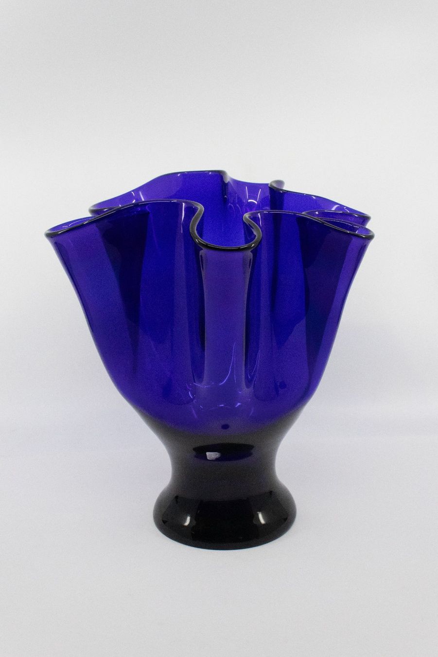 Vasen & Gefässe: Blaue Vase / Glasvase mit gewelltem Rand – Gebraucht aus Zürich von ZuercherBrockenhaus 4
