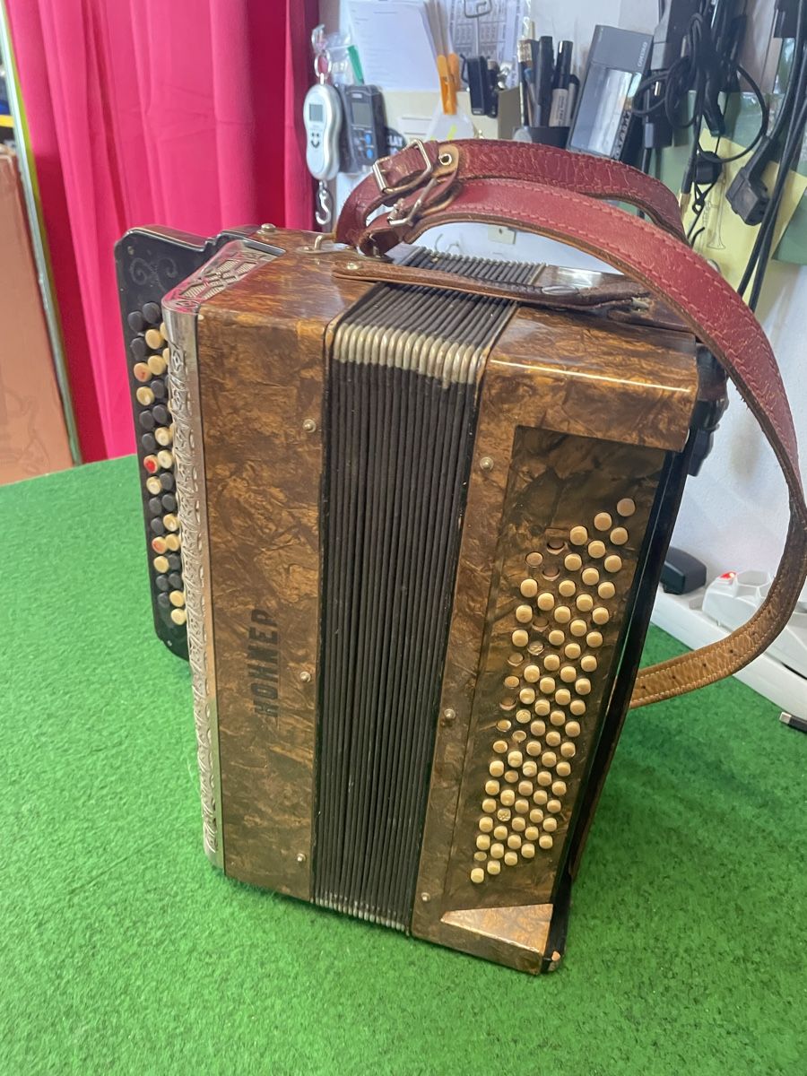 Musikinstrumente: Accordéon chromatique ancien  – Defekt aus Fully von Peluche3 1