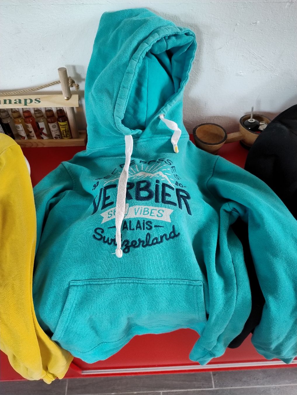 Lotti & Set di vestiti: Sweats à capuche et pulls divers pour garçons 10-12 ans – Usato da Bossonnens venduto da Chaoui1615