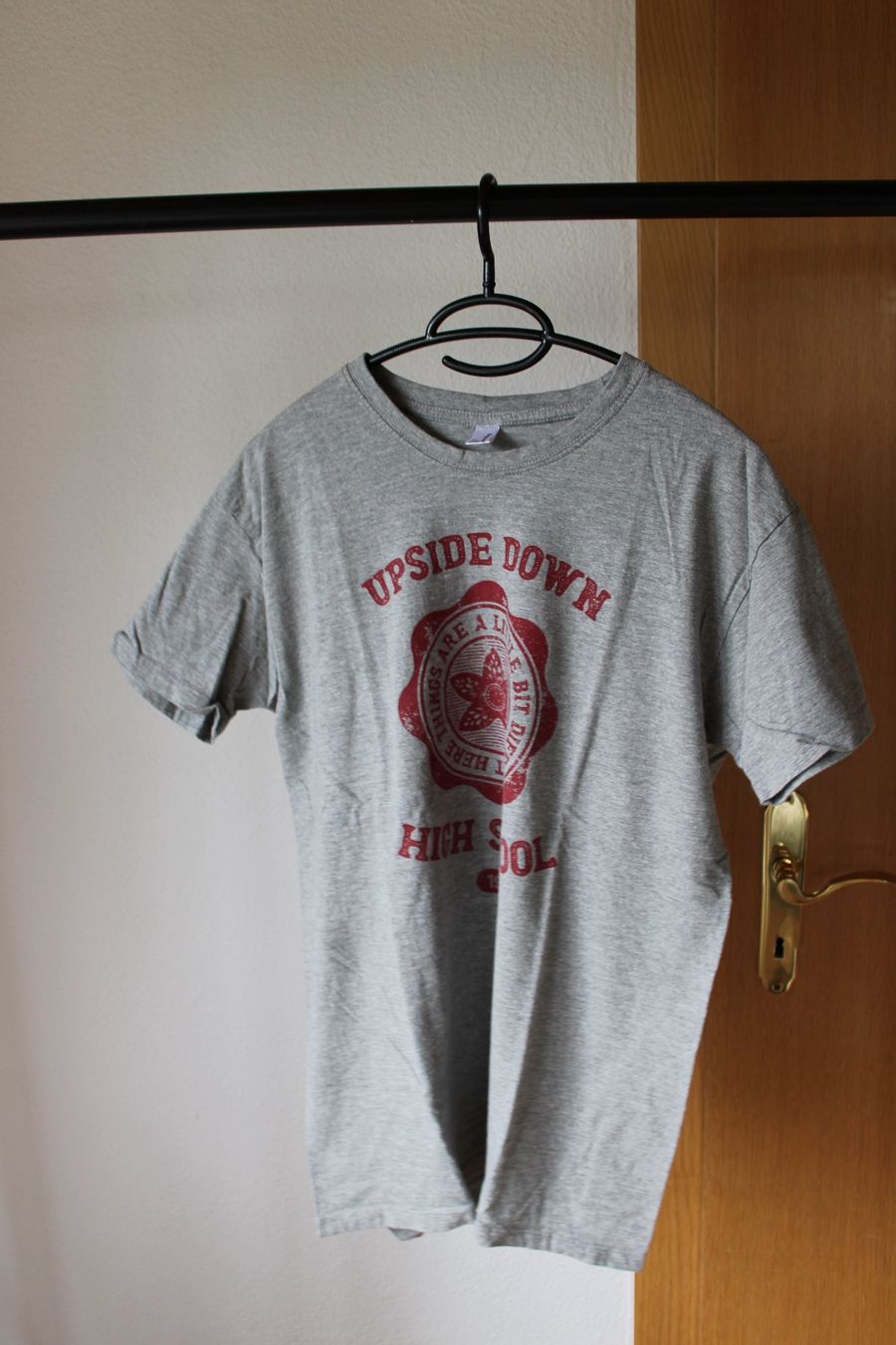 T-shirts: T-Shirt Upside Down High School grau – D'occasion à Hombrechtikon par lehnerrr 1