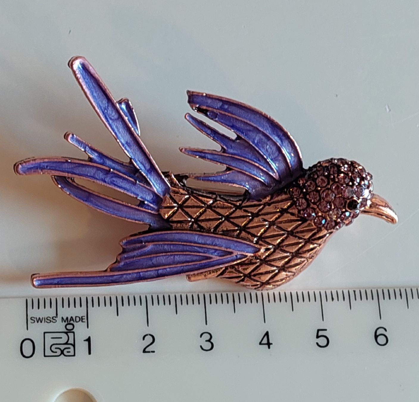 Spille & Fermagli: Schöne Brosche fliegender Vogel violett – Nuovo (secondo la descrizione) da Oberwil BL venduto da Hunajakakku 7