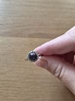Ring mit dunkelvioletter Perle