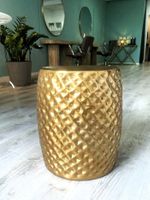 Table d'appoint cylindrique en metal dore avec relief