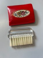 Kleiderbürste mit rotem Kunstlederetui Blumenstickerei