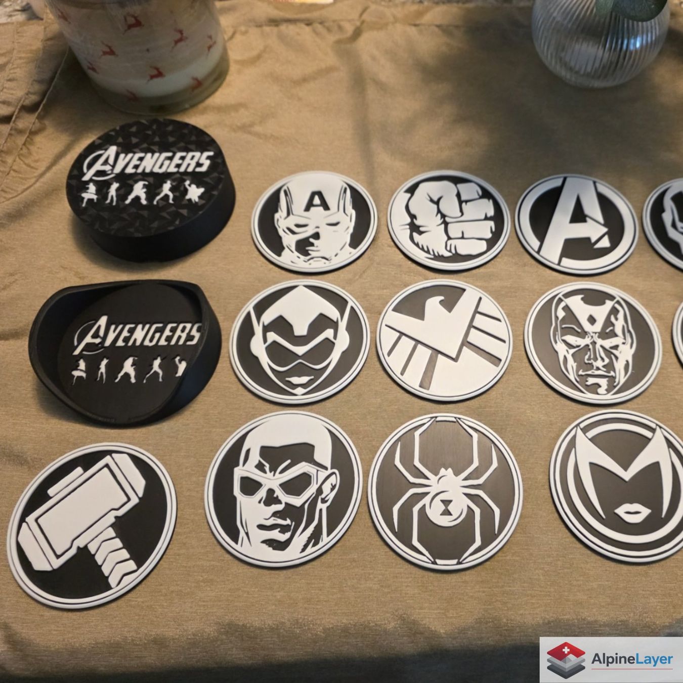 Sottobicchieri: Marvel Avengers Premium Coaster Set with Holder 3D Printed – Nuovo (secondo la descrizione) da Losone venduto da AlpineLayer 5
