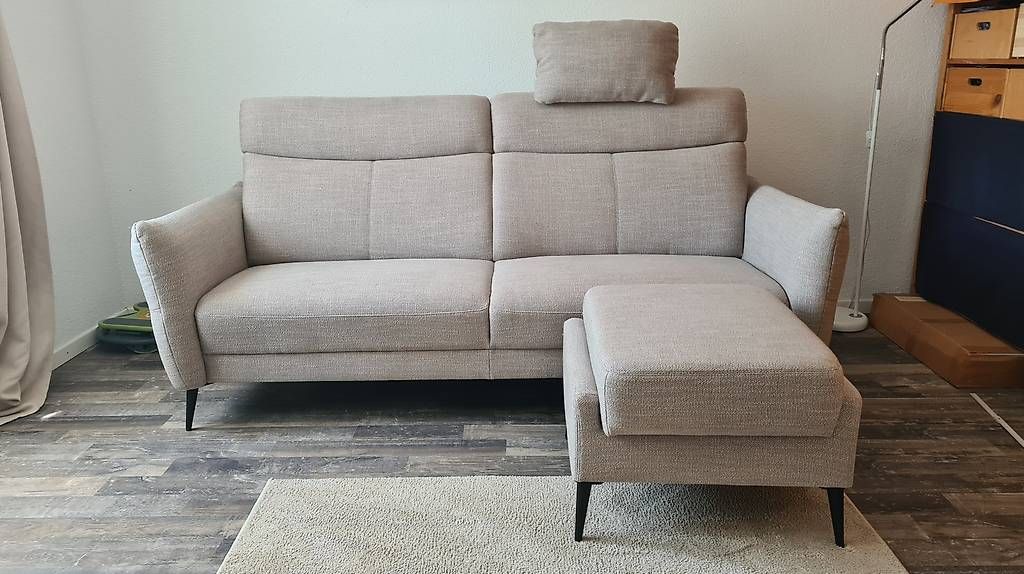 Sofas: Neues 2.5-Sitzer Sofa mit Boxspringfederung & Hocker – Gebraucht aus Kleindöttingen von stefcrossiello
