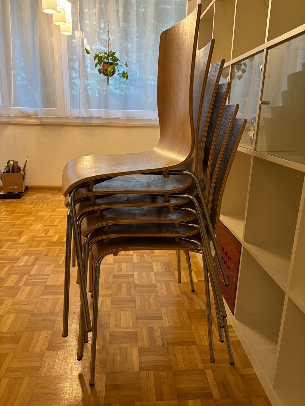 Stühle: 6 Stühle stapelbar – Gebraucht aus Basel von bho_m8z8 1