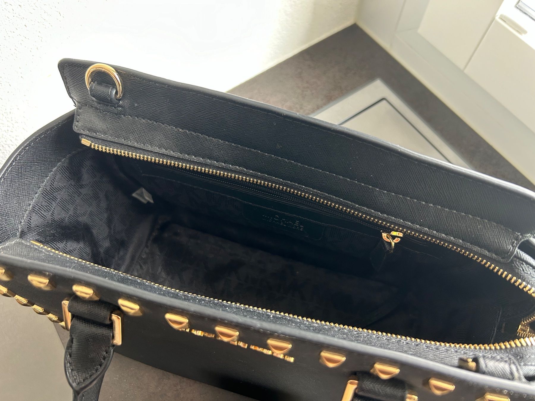Michael Kors Taschen für Damen: Michael Kors - Handtasche schwarz mit Gold – Gebraucht aus Sirnach von henkles 1