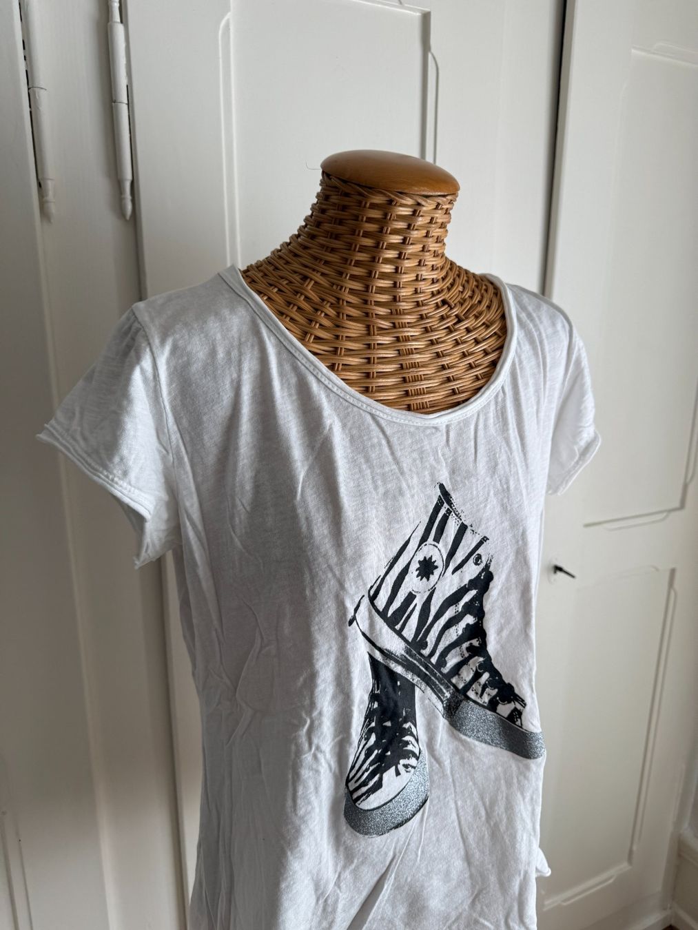 T-shirt: SA'SA - T-Shirt weiss mit Sneaker-Print M – Usato da Zürich venduto da Diazaio 1