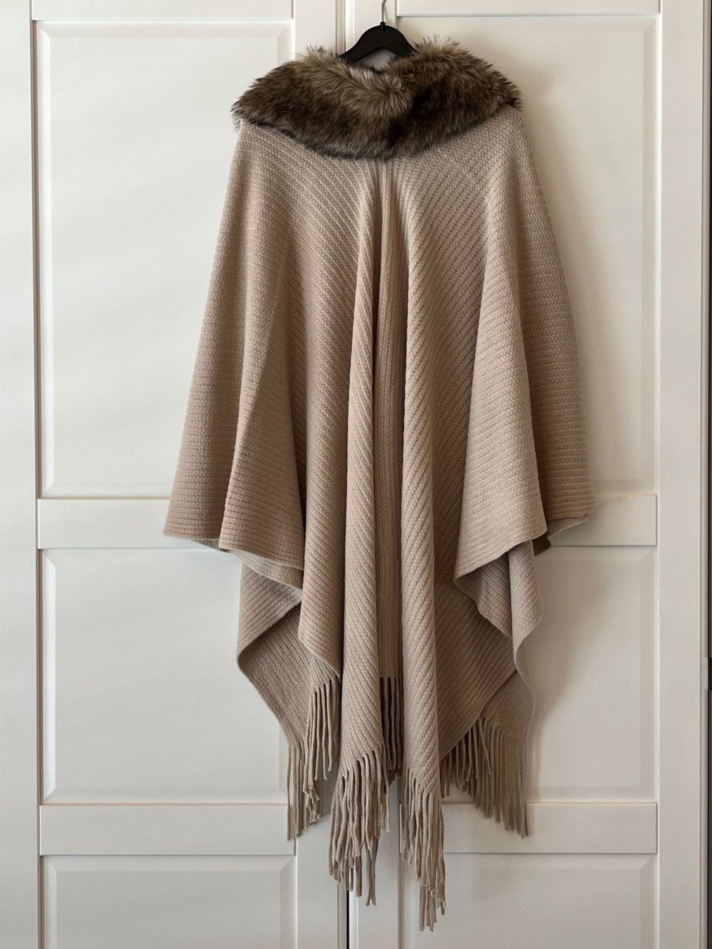 C&A Altro in Moda donna: Poncho beige mit Kunstfell – Usato da Jona venduto da m.brun 1