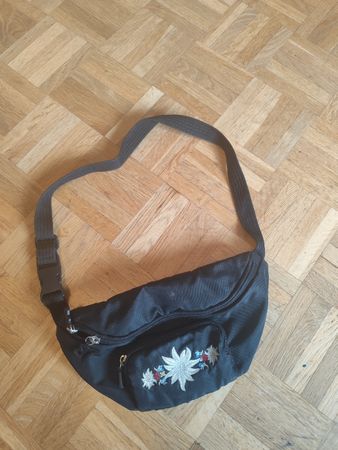 Schwarze Bauchtasche mit Edelweiss Stickerei von Bogner