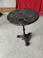 Table bistrot vintage en marbre, pied en fonte noire