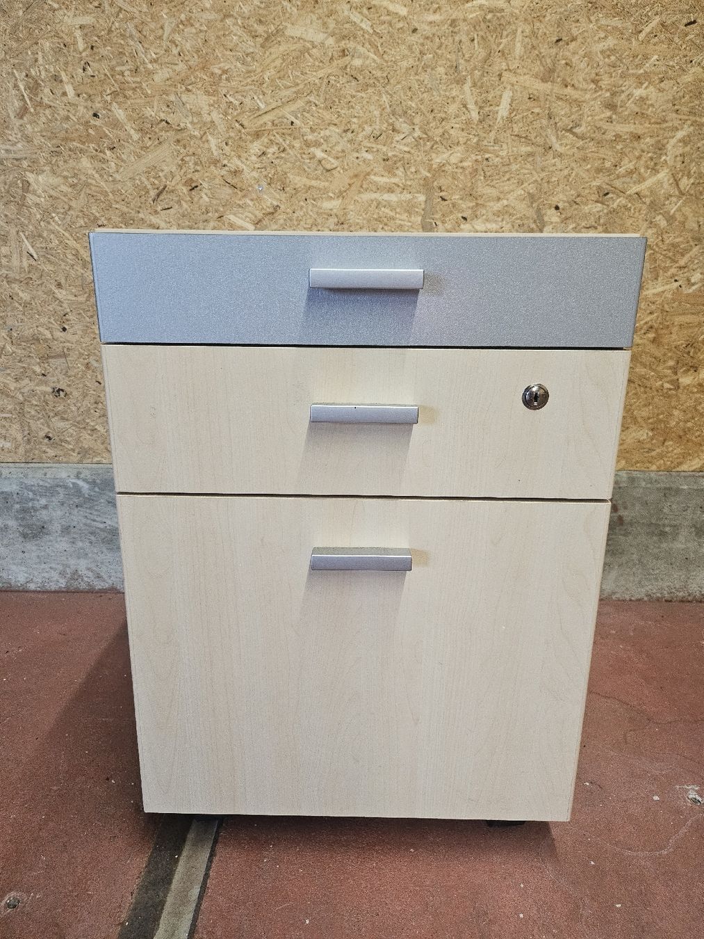 Korpus: Rollcontainer Buche Optik 3 Schubladen mit Schloss gebraucht – Gebraucht aus Busswil BE von Topsign