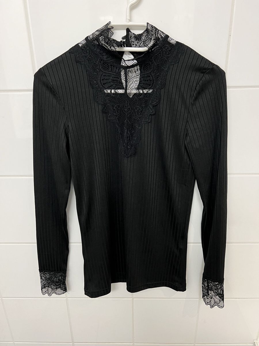Maglioni & Felpe: Schwarzes Shirt mit Spitzen – Usato da Jona venduto da n.ferrari