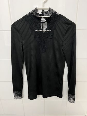 Schwarzes Shirt mit Spitzen