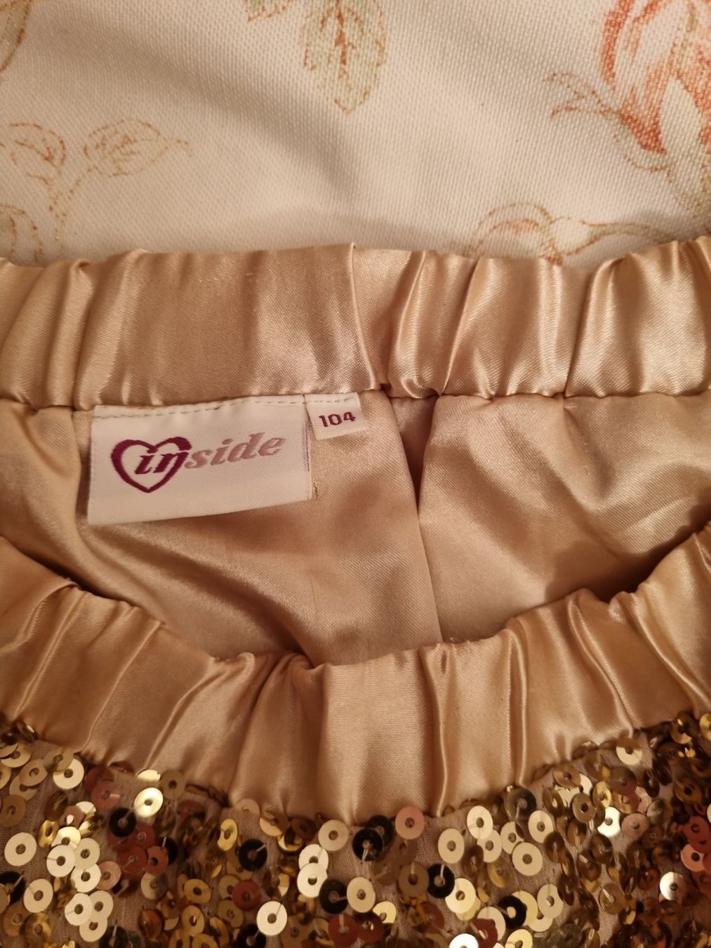 Vestiti & Gonne: Jupe dorée à paillettes, taille 104 – Usato da Riddes venduto da pierre-a-facettes 1