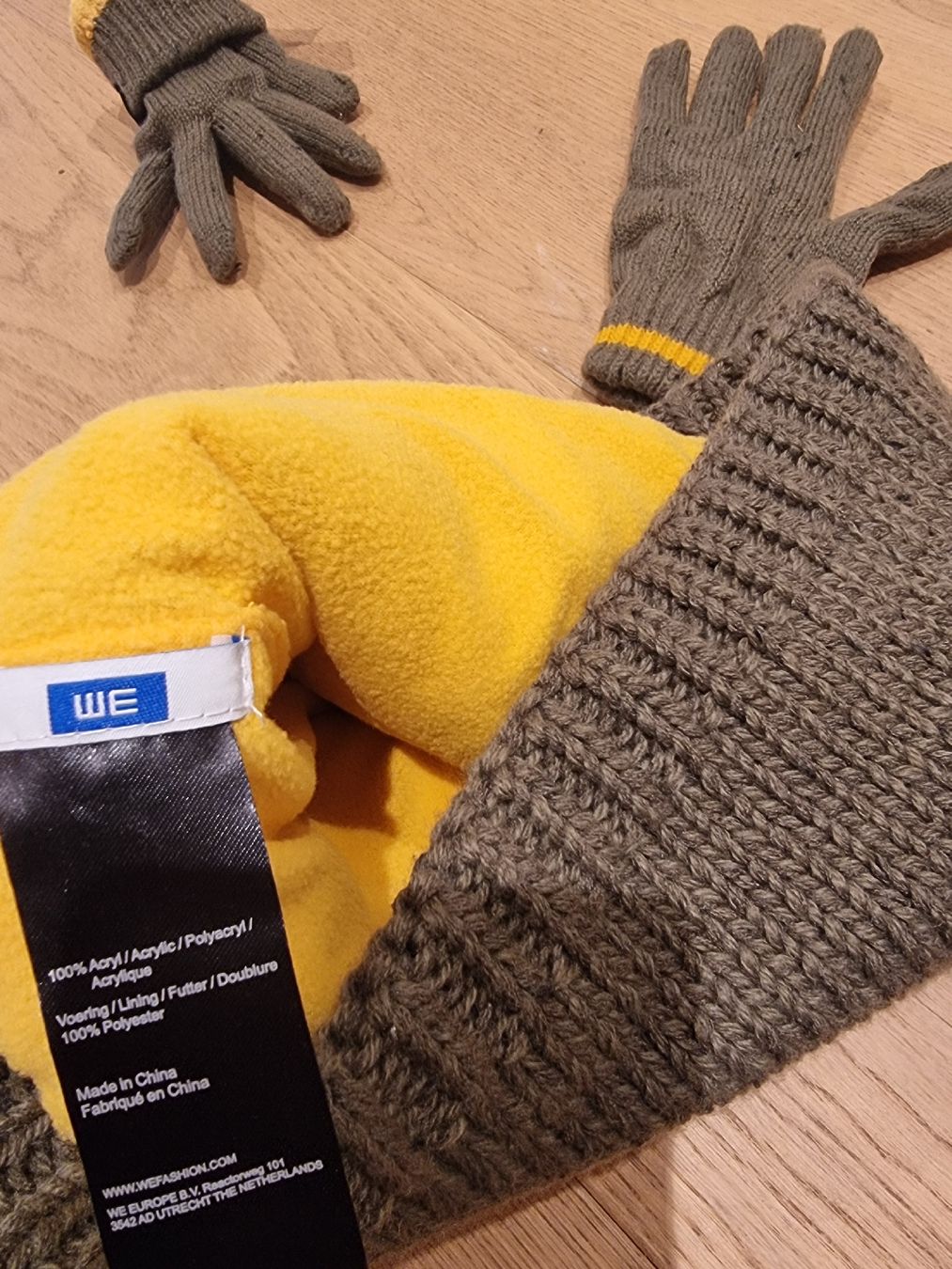 Guanti: WE Set, Schal & Handschuhe – Usato da Buttikon SZ venduto da Limo180 3