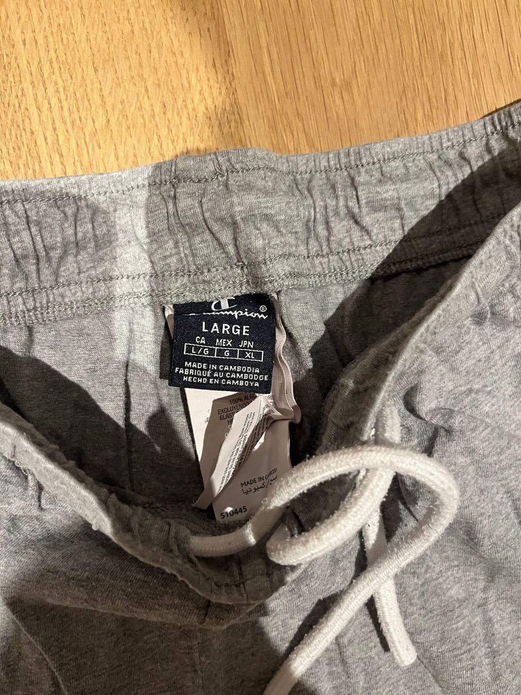 Champion Pantaloni: Champion Shorts Gr. L Grau – Usato da Siggenthal Station venduto da tha_2yxs 3