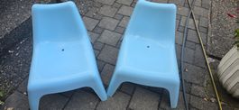2 blaue Kinderstühle aus Kunststoff, stapelbar