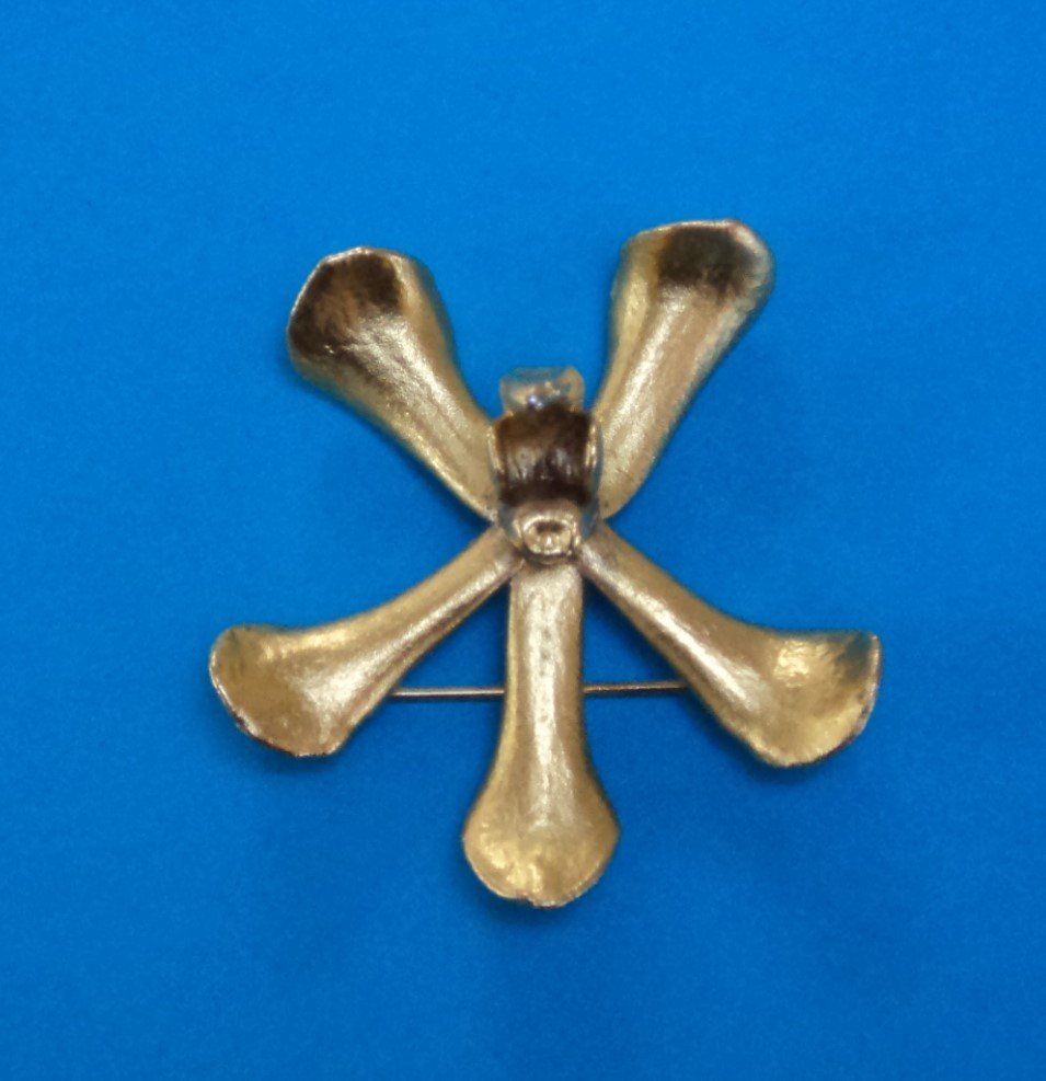 Broches & Aiguilles: goldfarbene Brosche (Orchidee), vintage – D'occasion à Sachseln par bru_pj82