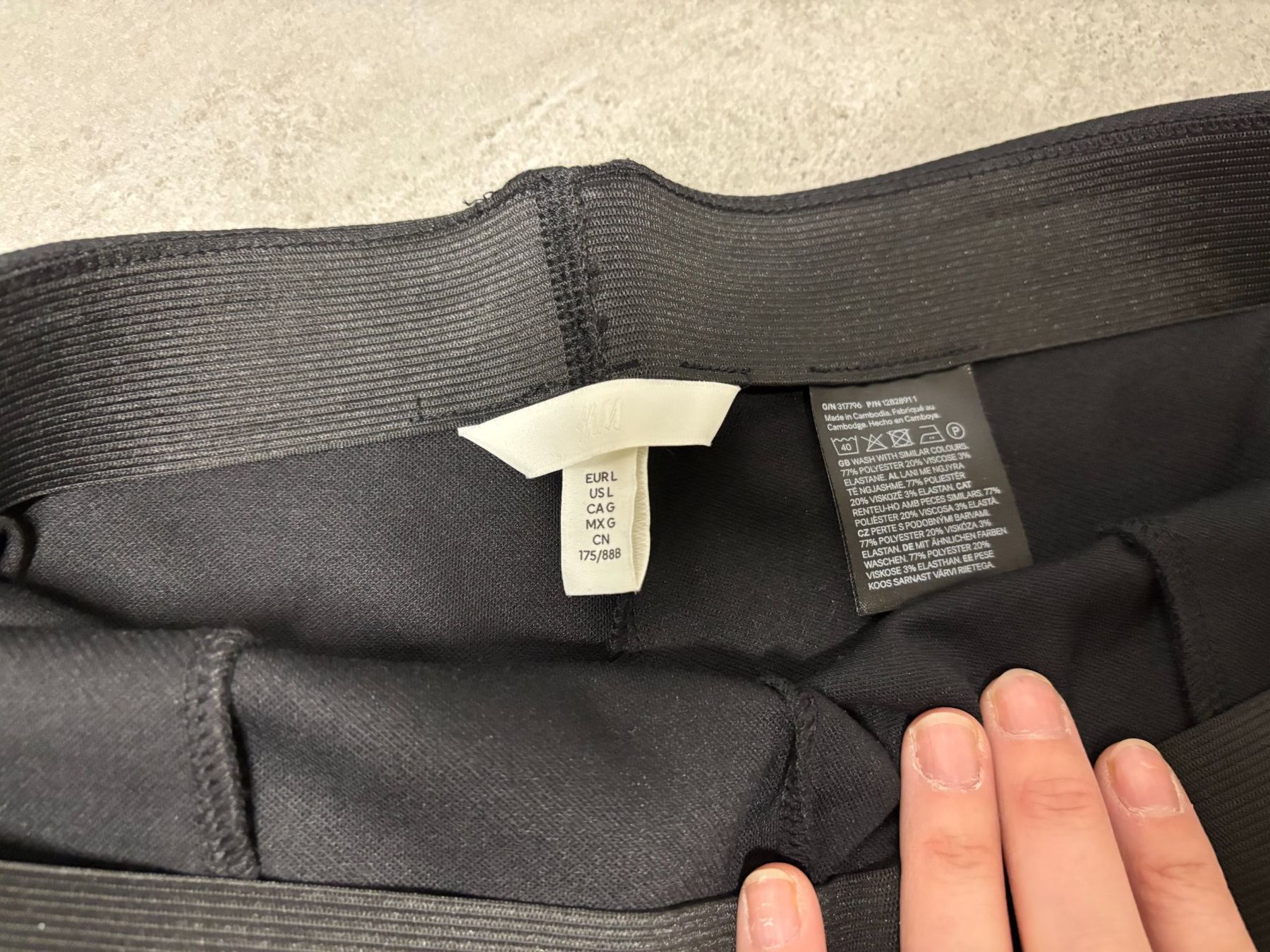 Pantaloni: Short noir H&M épais, taille L taille élastique – Usato da Salvenach venduto da gwenwywar 1