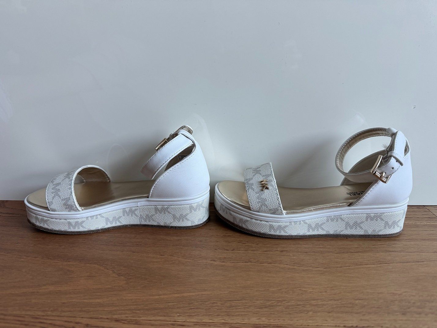 Michael Kors Scarpe per ragazze: Neuwertig: Michael Kors Sandalen, Gr. 32 – Nuovo (secondo la descrizione) da Horgen venduto da Feli39 2