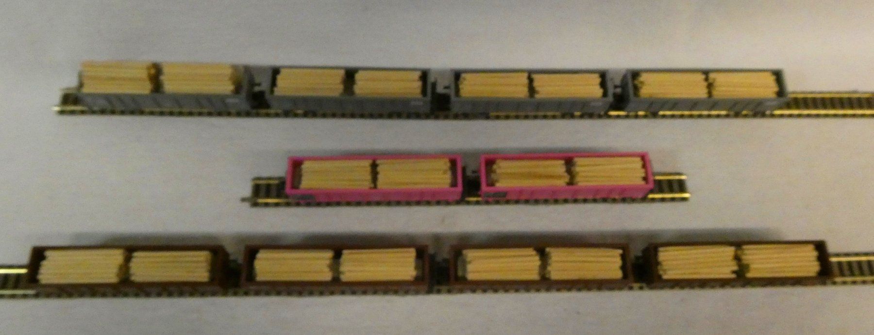 Roco Modellini di ferrovie: 10 Stk Hochbordwagen mit Holz – Nuovo (secondo la descrizione) da Rupperswil venduto da Ropi03