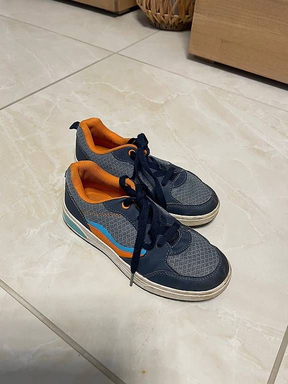 Schuhe für Jungen: Turnschuhe mit Blinkfunktion Gr. 34 – Gebraucht aus Suhr von thomann1998 1