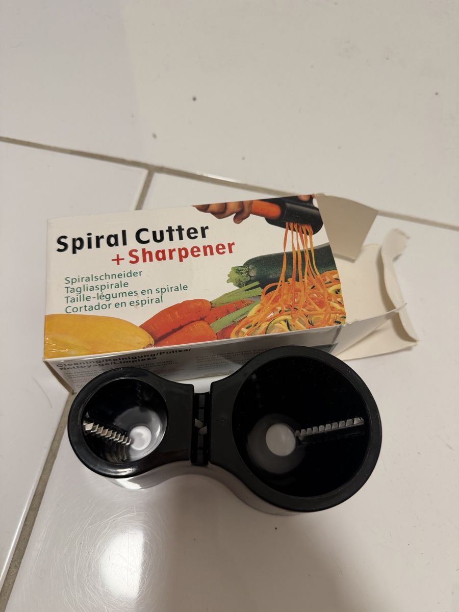 Elettrodomestici da cucina: Spiral Cutter + Sharpener Gemüseschneider mit Schärfer neu – Nuovo e nell'imballaggio originale da Zürich venduto da pat_9zks