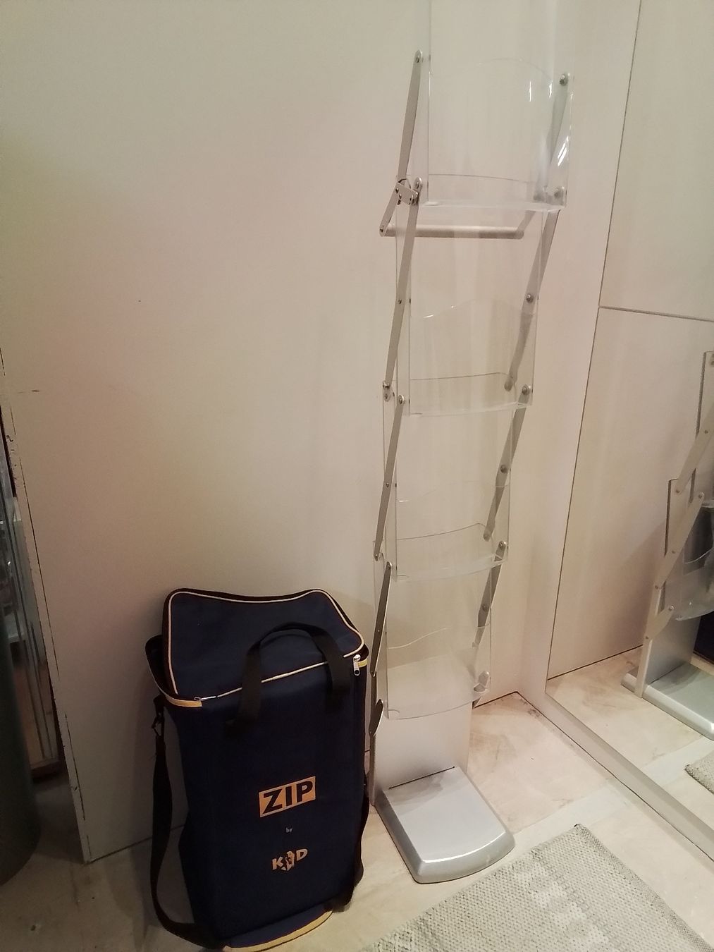 Sonstige Dekorationen & Accessoires: ZIP Displays Prospekthalter zusammenklappbar – Gebraucht aus Zofingen von Loop_ReSale