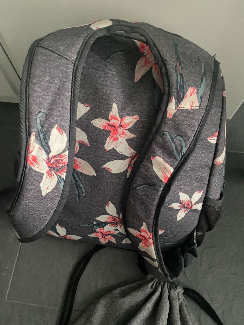 Rucksäcke: ROXY Schul-Rucksack grau mit Blumen – Gebraucht aus Bonstetten von VCLS 3