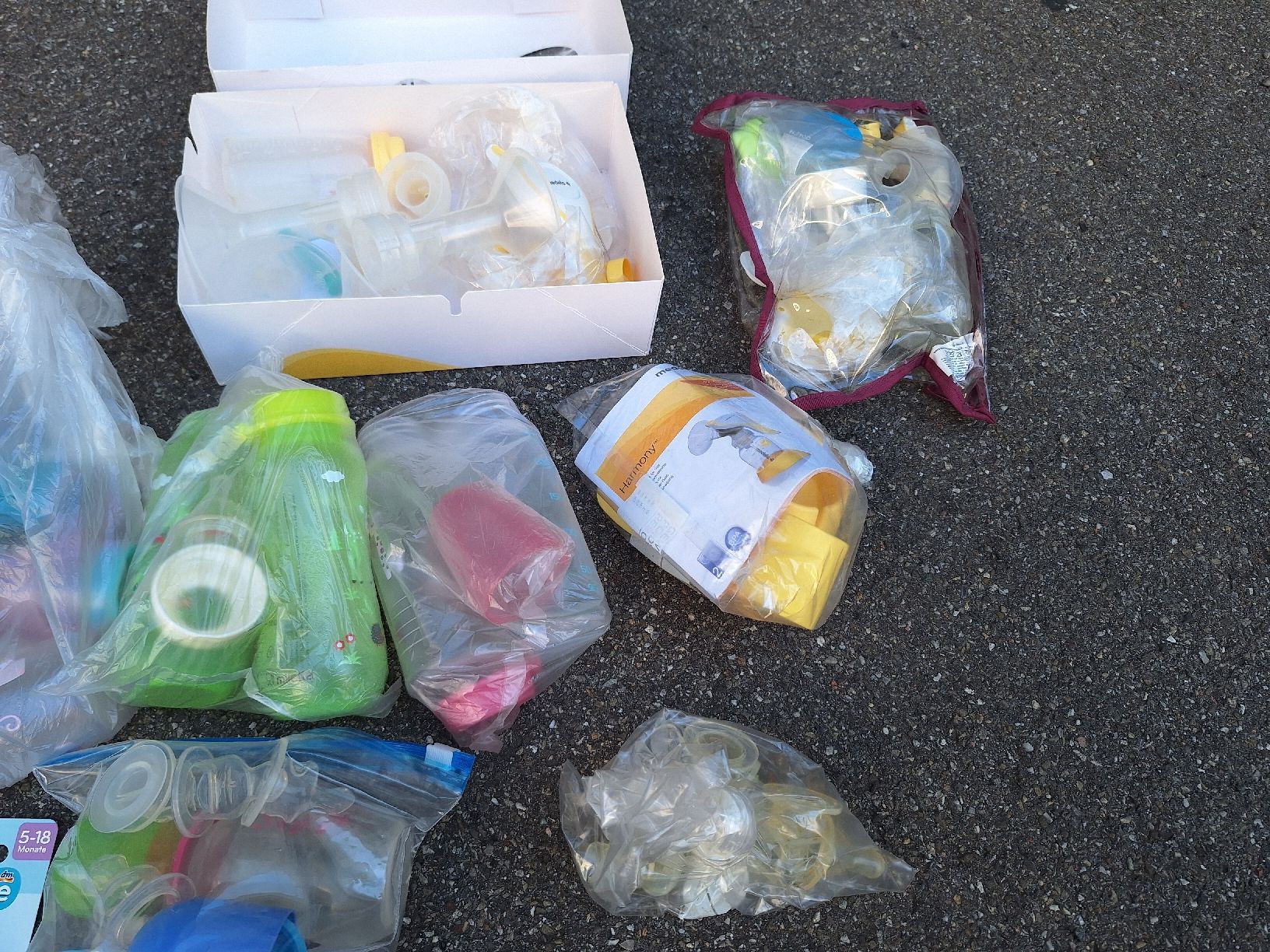 Medela Baby-Mahlzeiten: Stillpumpe inklusive viel Zubehör – Gebraucht aus Basel von Svidovic 1