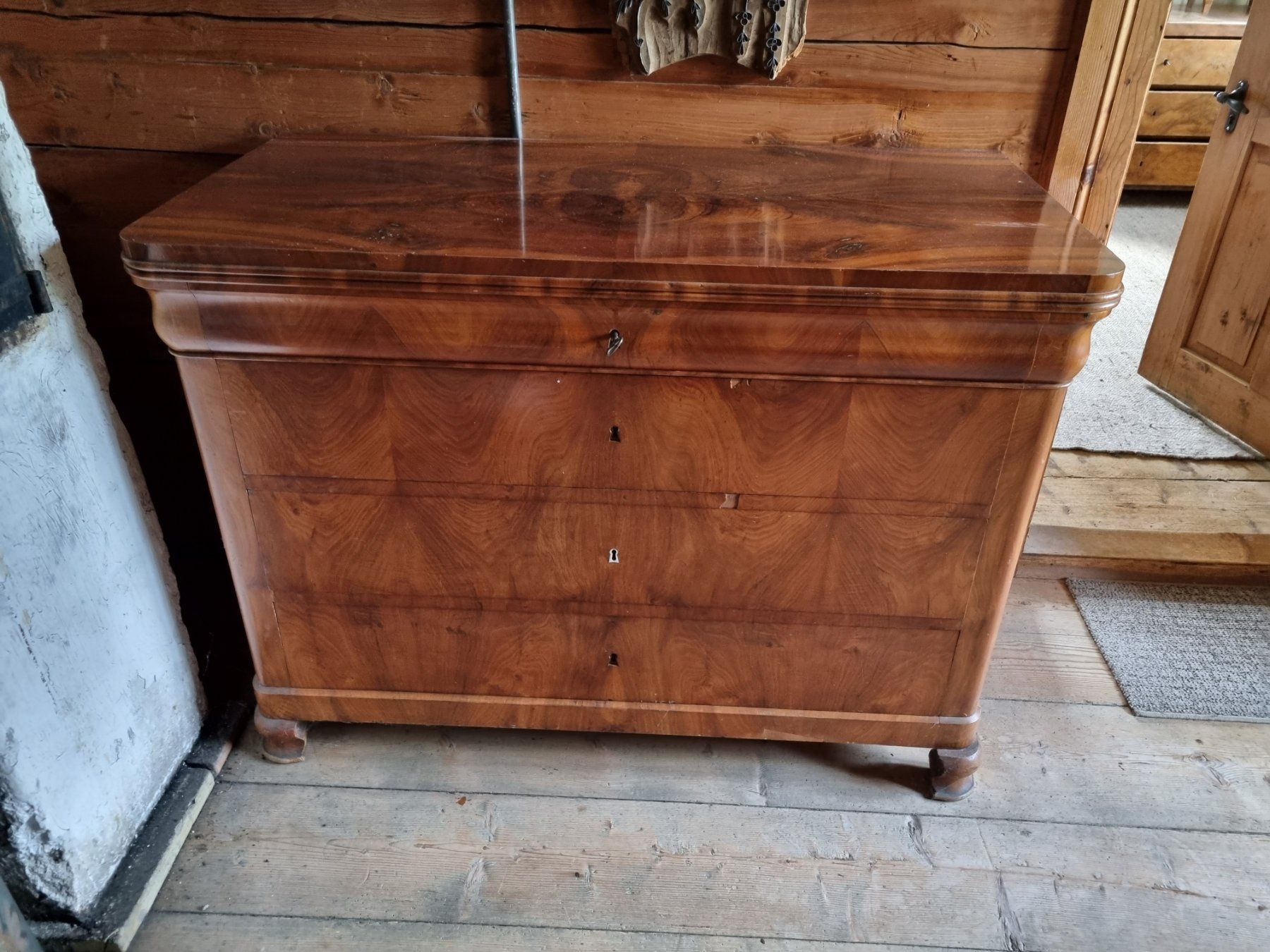 Cassettiere: Wunderbar furnierte alte Kommode – Usato da Herisau venduto da Kereanna