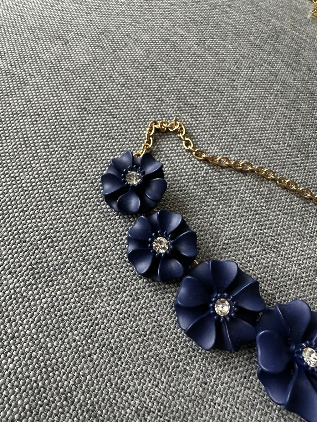 H&M Catenine: Navy-Blumen-Kette mit Strass, neuwertig – Nuovo (secondo la descrizione) da Zürich venduto da osa_8phv 1