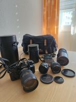 alte Olympus Kamera mit Objektiven 