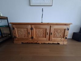 Sideboard aus massivem Kiefernholz mit Schnitzereien