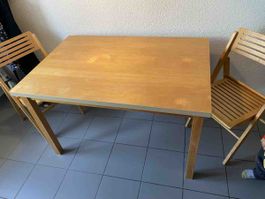Tisch und zwei Klappstühle Holz hell gebrauchter Zustand