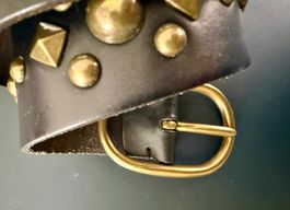 Dunkelbraun / Schwarzer Gürtel mit goldigen Nieten