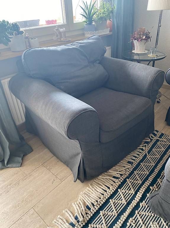 Ikea Divani: Sofa, Polstersessel und Fusshocker – Usato da Langnau i. E. venduto da Sword_ofJehu 2