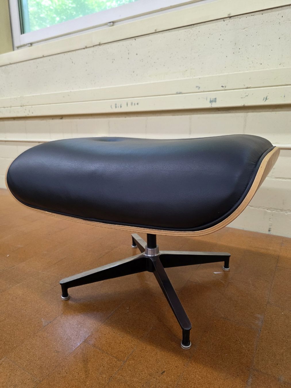 Hocker: Designer Ottoman zum Eames Lounge Chair – Gebraucht aus Lichtensteig von Polsterwerk 1