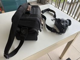 Fotoapparat mit Etuitasche