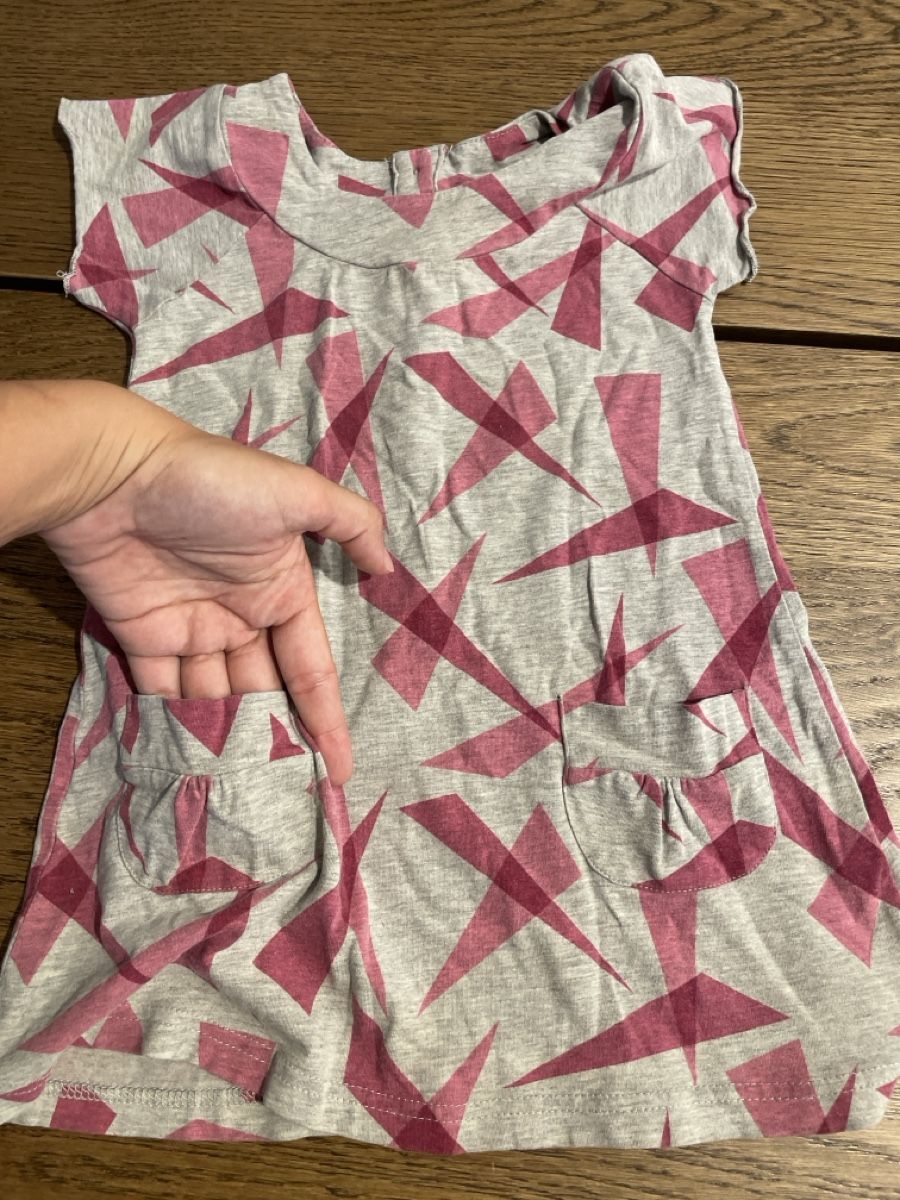 Vestiti & Gonne: Kinderkleid Campus Grösse 104 grau pink gemustert – Usato da Lyss venduto da Vandy19 3
