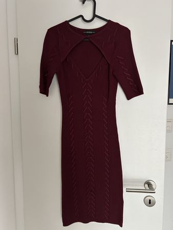 Guess Kleid bordeaux gerippt Ausschnitt Grösse S