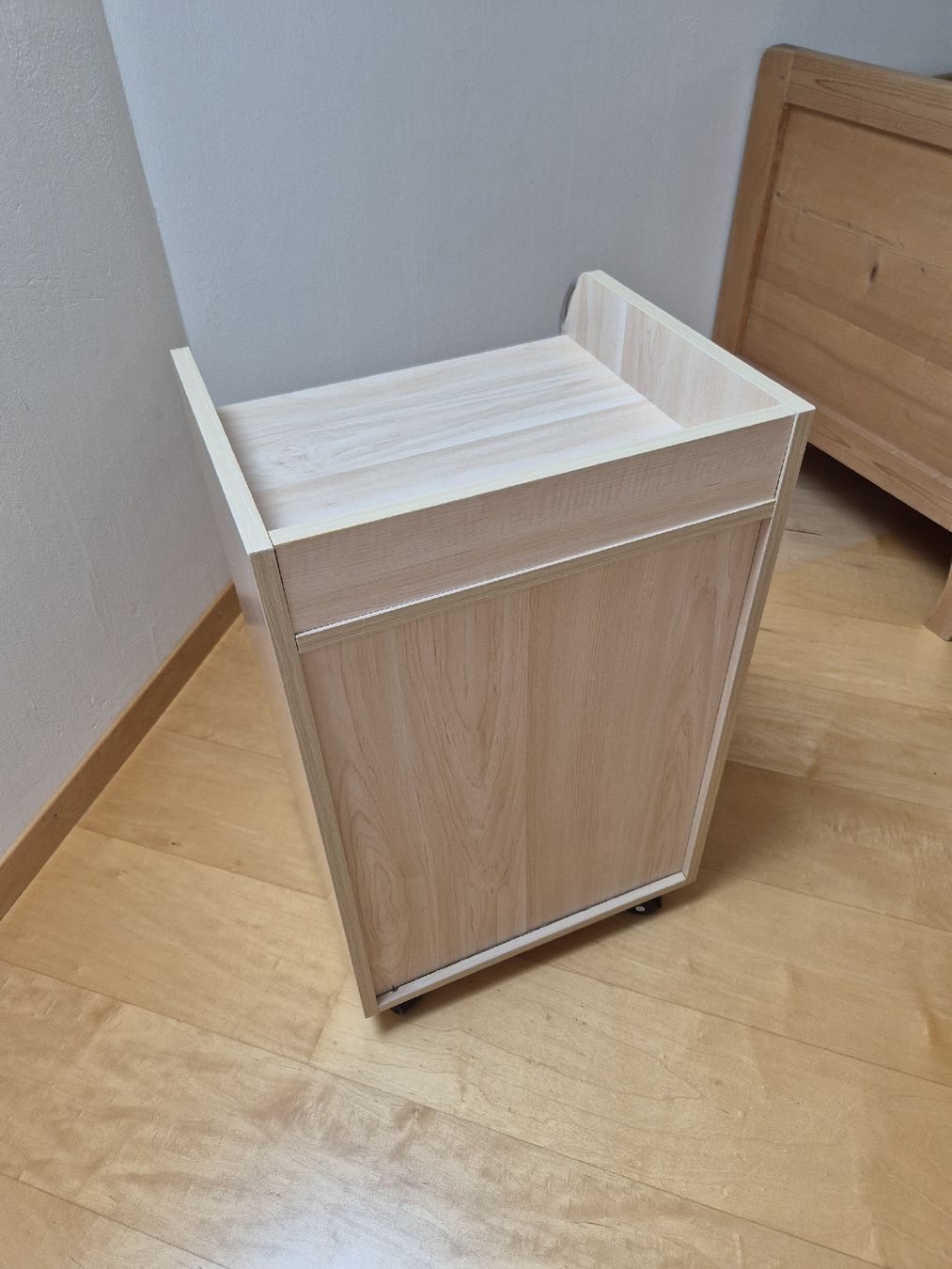 Korpus: Praktischer Rollcontainer mit 4 Schubladen – Gebraucht aus Domat/Ems von ver_7q9b 3
